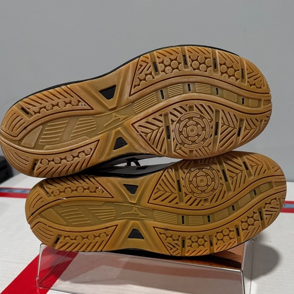 Mizuno White and Black Athletic Shoes - Picture 7 of 9